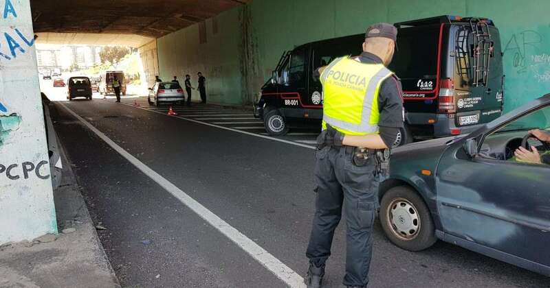 Control de la Policía Canaria en un acceso al Valle de Jinámar (Foto TA)